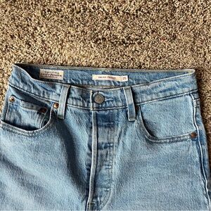 [SOLD] Light Blue Wash Levi’s Ribcage Straight Jeans